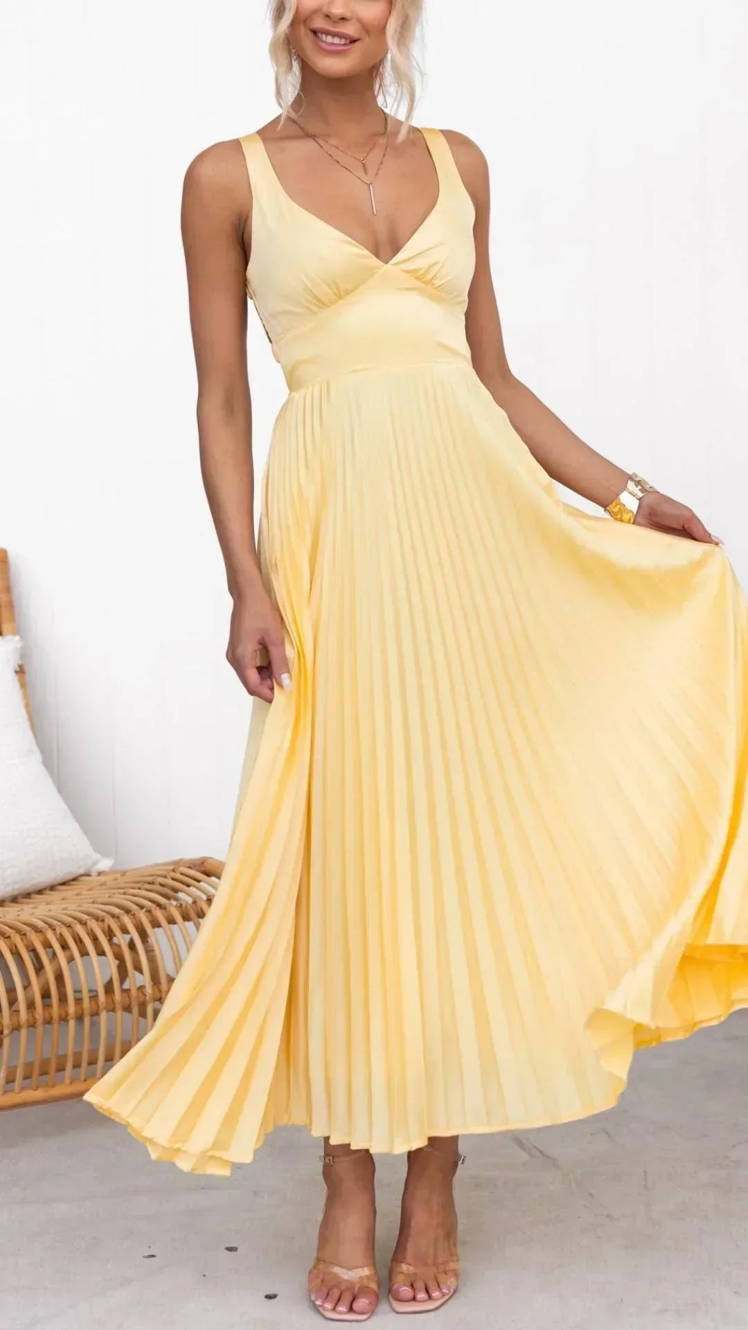 womens-maxi-dress-in-pleated-material-with-v-neck-and-open-back-1